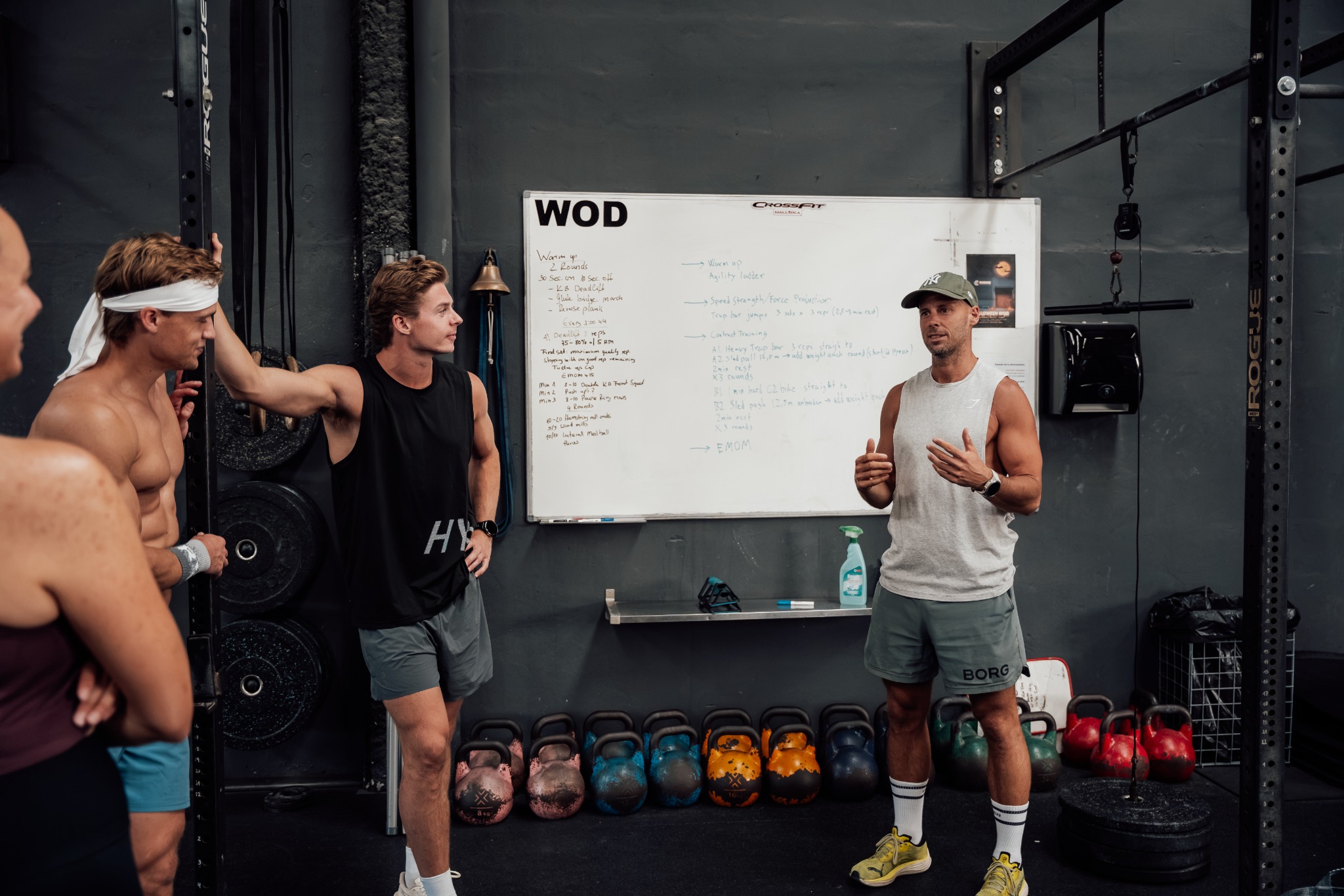 Coach explaining the training session